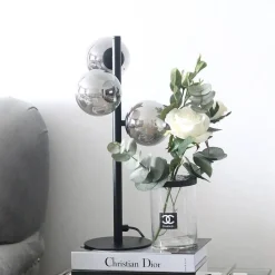 Aneta Lighting pöytävalaisin Molekyl 3-os. musta