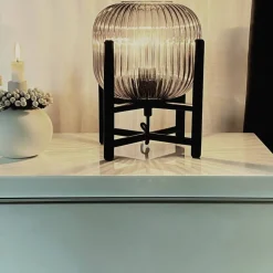 Aneta Lighting pöytävalaisin Vinda musta/savulasi