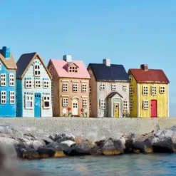 IB Laursen talolyhty Nyhavn kukat ja vaaleanpunainen katto