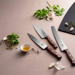 Victorinox Santoku 17 cm ovaalihiottu puukahvalla